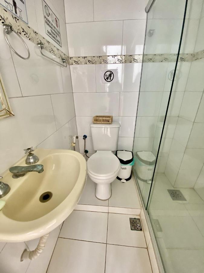 Rio Guesthouse - Um Quarteirao Da Praia De Copacabana Rio de Janeiro Bagian luar foto